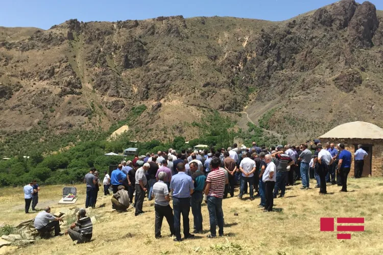 Əbülfəz Elçibəyin həyat yoldaşı torpağa tapşırıldı - YENİLƏNİB - FOTOSESSİYA