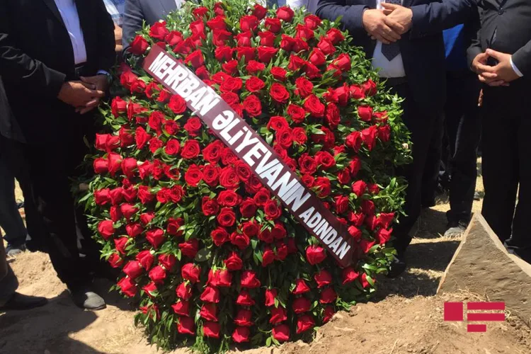 Əbülfəz Elçibəyin həyat yoldaşı torpağa tapşırıldı - YENİLƏNİB - FOTOSESSİYA