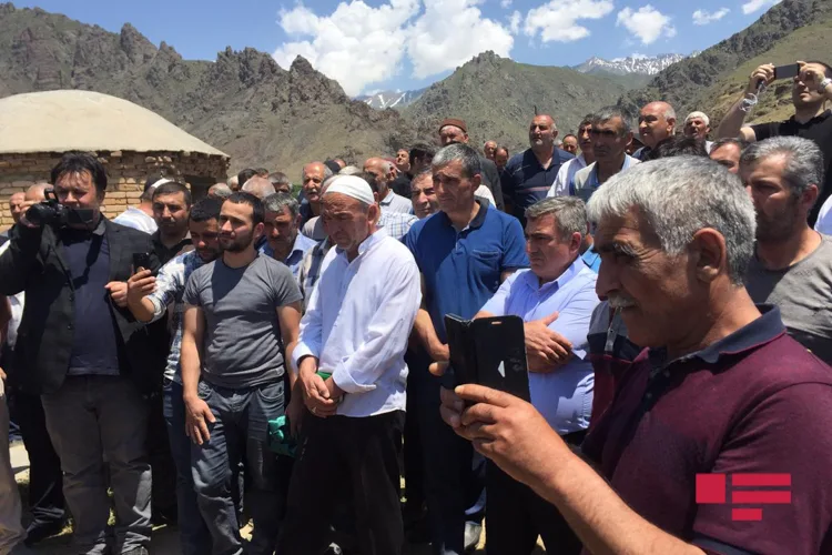 Əbülfəz Elçibəyin həyat yoldaşı torpağa tapşırıldı - YENİLƏNİB - FOTOSESSİYA