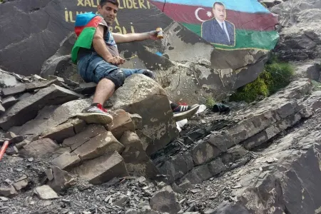 Qubalı alpinist İlham Əliyevin rəsmini Babadağ zivəsinə çəkib