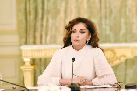 Mehriban Əliyeva məzunları təbrik etdi