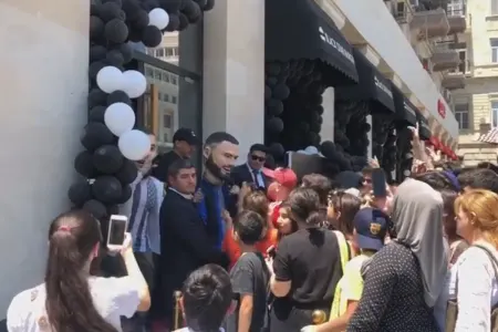 Timati Bakıda burger düzəldib paylayacaq - VİDEO
