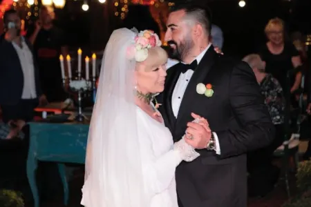 61 yaşlı müğənninin 34 yaşlı sevgilisi - FOTO