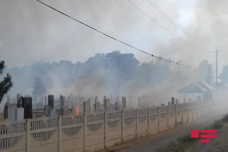 Yevlaxda qəbiristanlıqda yanğın baş verdi