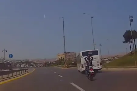 Bakıda motosiklet sürücüsündən - ŞOK HƏRƏKƏTLƏR – ÖLƏ BİLƏRDİ - VİDEO