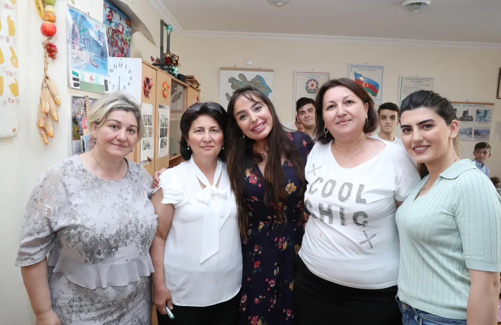 Leyla Əliyeva paytaxtın 4 və 3 nömrəli internat məktəblərində olub - FOTOLAR