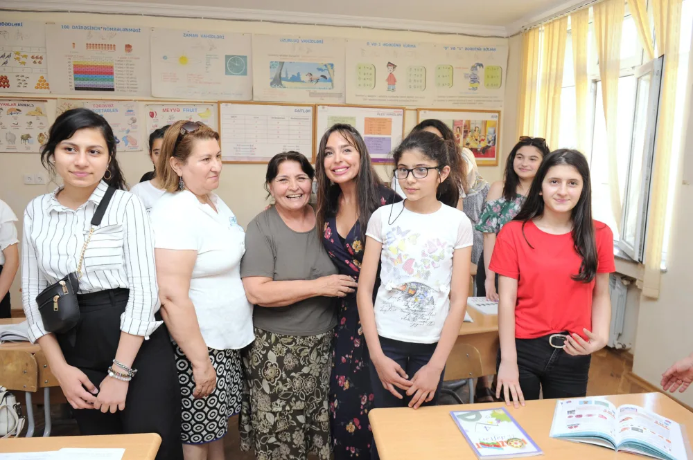 Leyla Əliyeva paytaxtın 4 və 3 nömrəli internat məktəblərində olub - FOTOLAR