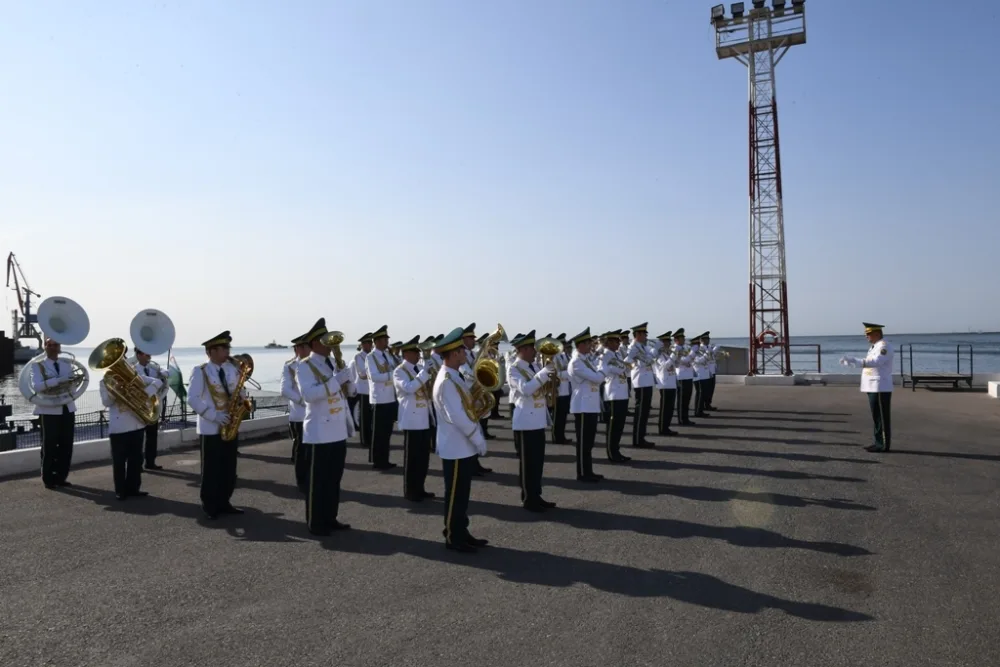 Qazaxıstanın sərhəd gözətçi gəmisi Bakıda - FOTOLAR