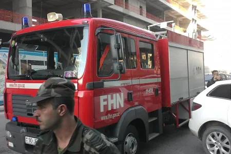 Gəncədə yaşayış binası yanıb, 7 nəfər təxliyə edilib