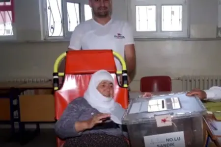 77 yaşlı qadın təcili yardımla səsverməyə gəldi - Foto