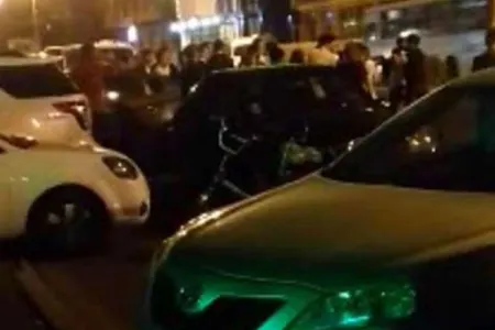 Bakıda toydan sonra BƏYLƏ GƏLİN EVİ ARASINDA DAVA - Qadınlar ayırmağa çalışdı - VİDEO