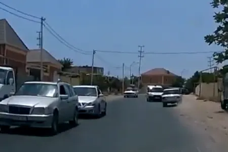Bakıda DYP və YPX maşınları “avtoş”un qarşısını kəsib saxlamaq istədi - – ŞOK VİDEO