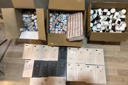 Gömrükçülər dərman preparatları və mobil telefonlar - AŞKARLAYIB - FOTO