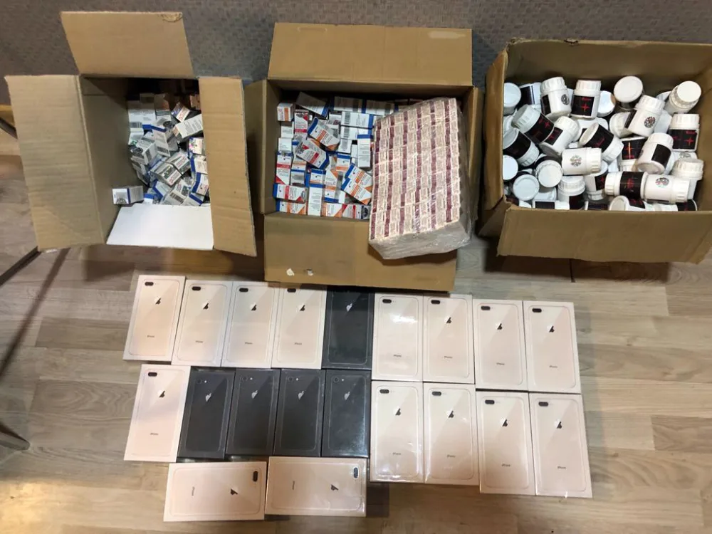 Gömrükçülər dərman preparatları və mobil telefonlar - AŞKARLAYIB - FOTO