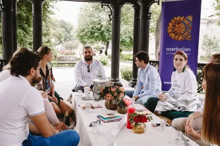 Azərbaycanlılar Rusiyanın nüfuzlu bloqerləri üçün piknik təşkil edib