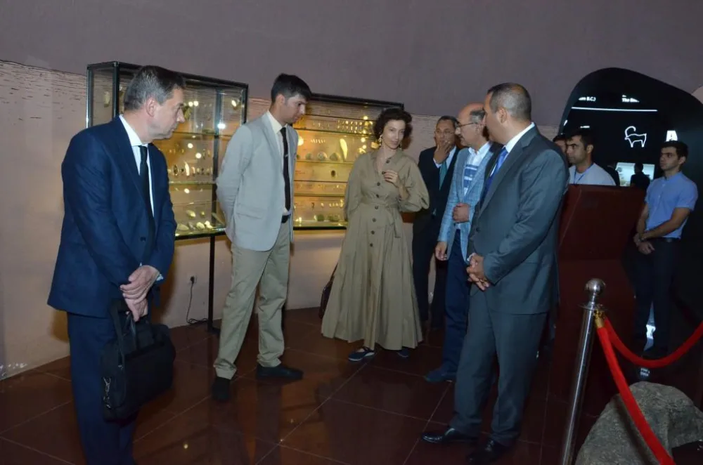 "Böyük tarixi özündə birləşdirən məkan" - UNESCO-nun baş direktoru QOBUSTANDA - FOTOLAR