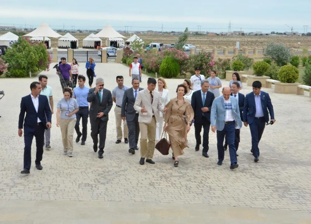 "Böyük tarixi özündə birləşdirən məkan" - UNESCO-nun baş direktoru QOBUSTANDA - FOTOLAR