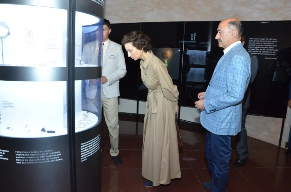 "Böyük tarixi özündə birləşdirən məkan" - UNESCO-nun baş direktoru QOBUSTANDA - FOTOLAR