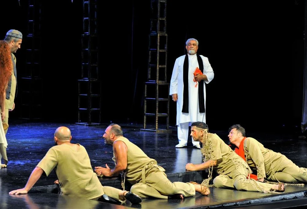 Milli Dram Teatrında “Dəli yığıncağı” tamaşası - nümayiş olunub - FOTO