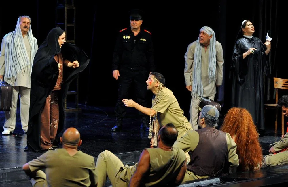 Milli Dram Teatrında “Dəli yığıncağı” tamaşası - nümayiş olunub - FOTO