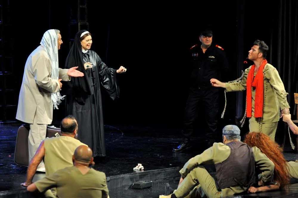 Milli Dram Teatrında “Dəli yığıncağı” tamaşası - nümayiş olunub - FOTO