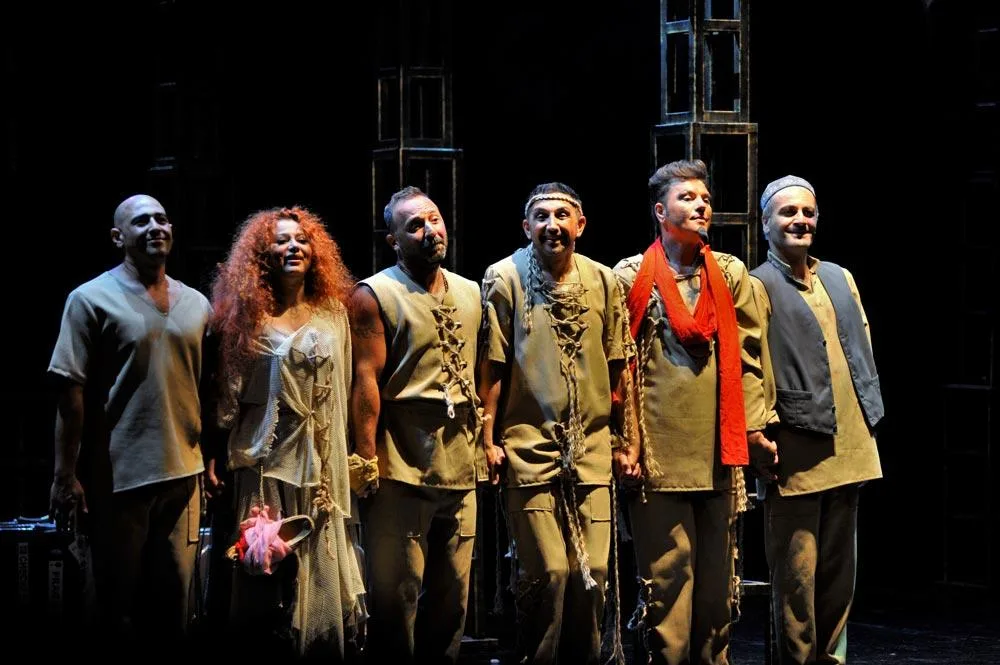 Milli Dram Teatrında “Dəli yığıncağı” tamaşası - nümayiş olunub - FOTO