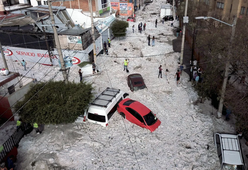 Yayın ortasında şəhər buza döndü - FOTO - VİDEO