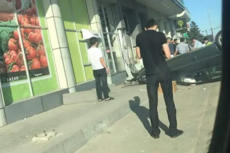 Bakıda sərxoş sürücü avtomobillə supermarketə girdi - ŞOK GÖRÜNTÜ