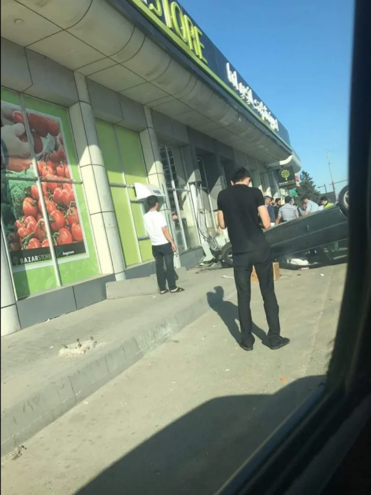 Bakıda sərxoş sürücü avtomobillə supermarketə girdi - ŞOK GÖRÜNTÜ