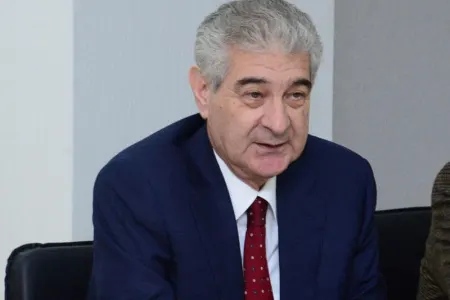 Əli Əhmədovdan örnək addım: - Maaşının 50 faizini...