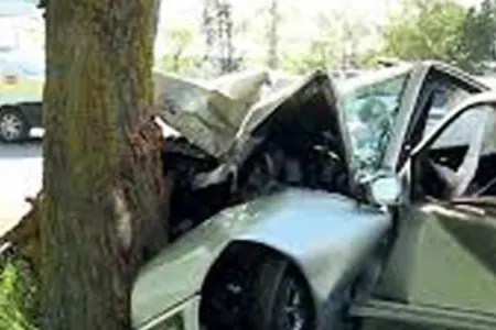 Bakıda "Mercedes" ağaca çırpıldı - Xəsarət alan var