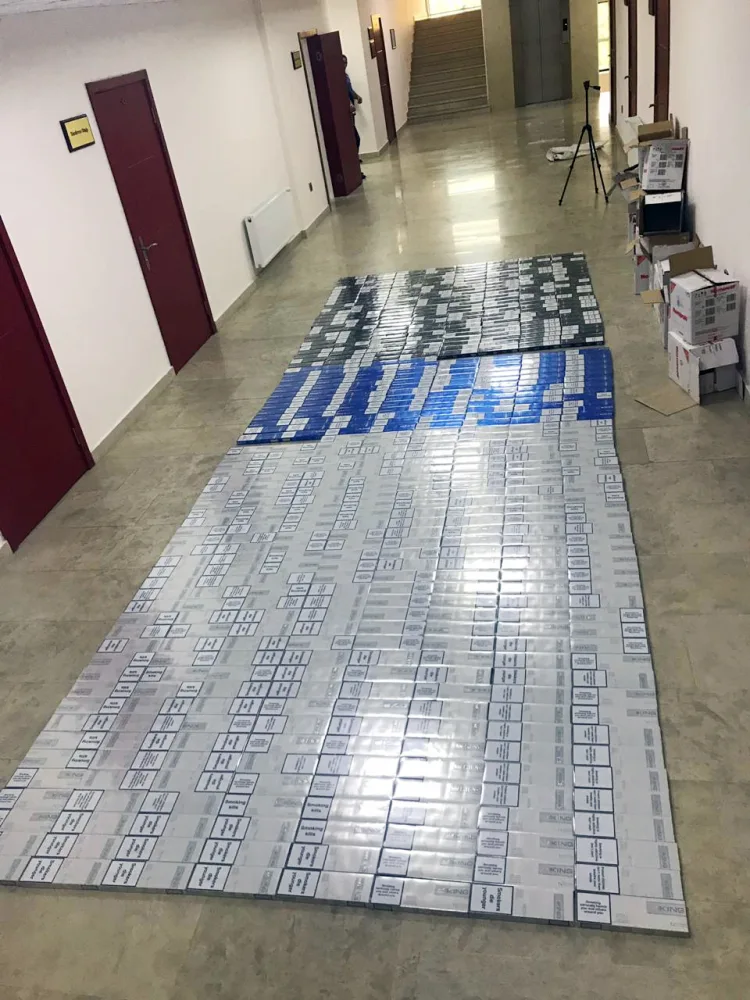 Karton qutuda 114 min siqaret - KEÇİRMƏK İSTƏDİ