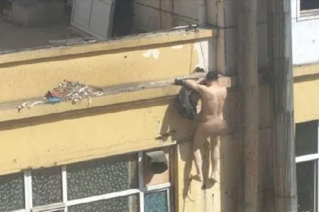 Əri işdə olan qadın fəhləni intim münasibət üçün evə çağırdı - Görün nələr oldu- 18+ VİDEO