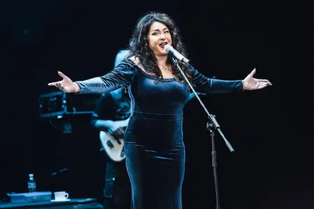 Məşhur müğənni 11 yaş kiçik ərindən boşandı: - "Ömrünün axırına qədər mənə dözə bilərdi"