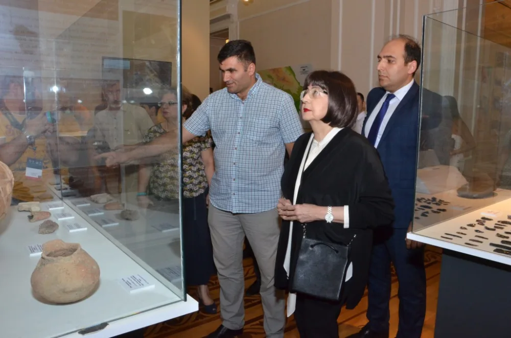 Fransa-Azərbaycan arxeoloji qazıntılarının 10 illiyinə həsr olunan - SƏRGİ AÇILIB - FOTO