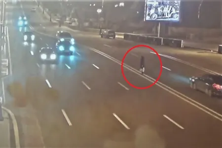 Bakıda "Priora" yaşlı qadını belə vurdu - VİDEO