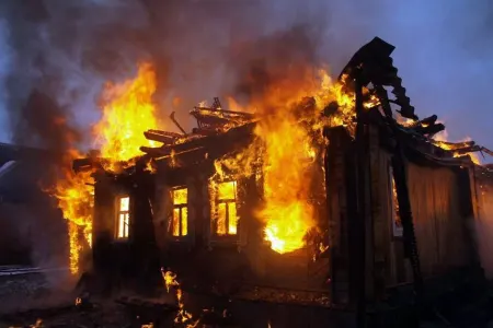 Gəncədə ev yandı, əşyaları çıxara bilmədilər