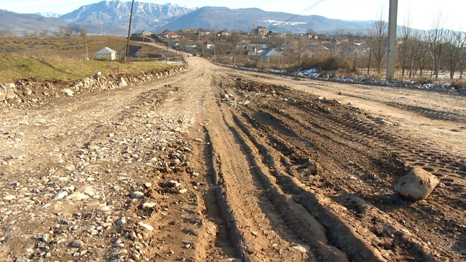 Bu rayonda 5 yaşayış məntəqəsini əhatə edən yol - YENİDƏN QURULUR