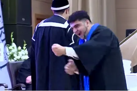 Tələbə rektordan diplomunu oynaya-oynaya aldı- - Bakıda görünməmiş təqdimat - VİDEO
