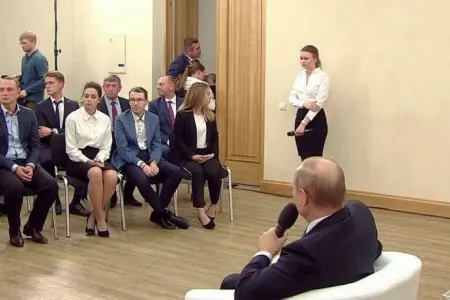 Putinlə görüş zamanı qız huşunu itirdi - VİDEO