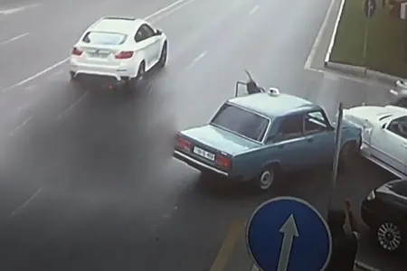 "BMW" qəfil dayandı, "07" "Mercedes"i vurdu - Bakıda məzəli qəza - VİDEO