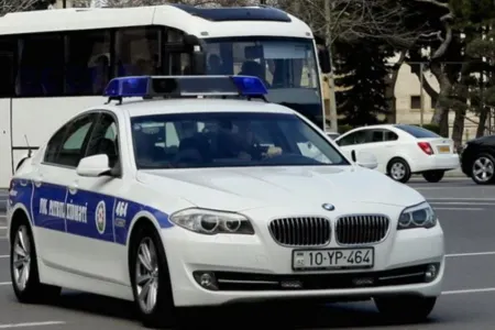 Yol polisinin postda saxladığı “BMW”dən avtomat çıxdı - – İki qardaş tutuldu