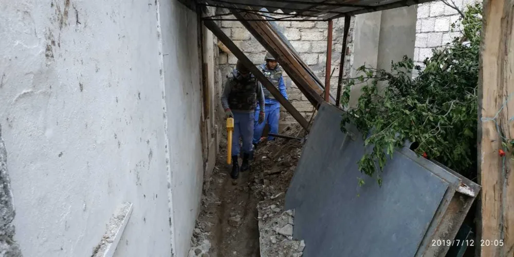 Sabunçu rayonunda yaşayış yerindən əl qumbarası aşkarlanıb - FOTO FAKT