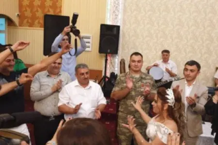 Aprel döyüşlərində şəhid olanların qohumları bir-birilə evləndi - Zakir Həsənov qiymətli hədiyyə göndərdi - FOTOLAR