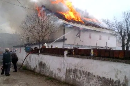 Masallıda ikimərtəbəli ev yanıb