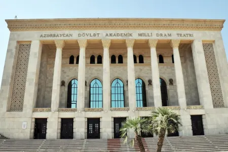 Milli Dram Teatrı tamaşaçılarıyla - VİDALAŞDI