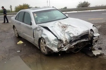 Ağstafada “Mercedes” divara çırpıldı: - bir ölü, iki yaralı