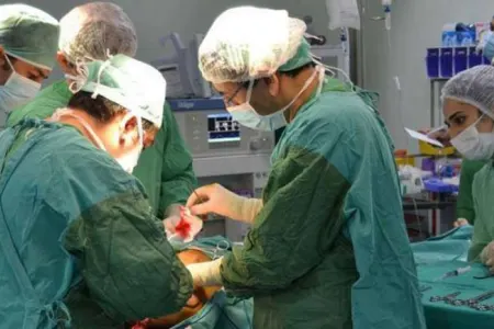Bakıda klinikada DƏHŞƏT - Əməliyyat zamanı uşağın şah damarını kəsdilər – ÖLDÜ