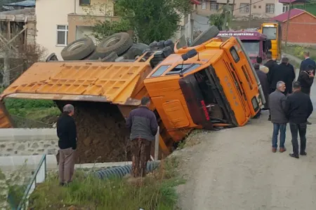 Şəkidə "ZİL" qəza etdi - yük yerindəki torpaq 2 azyaşlının üstünə töküldü