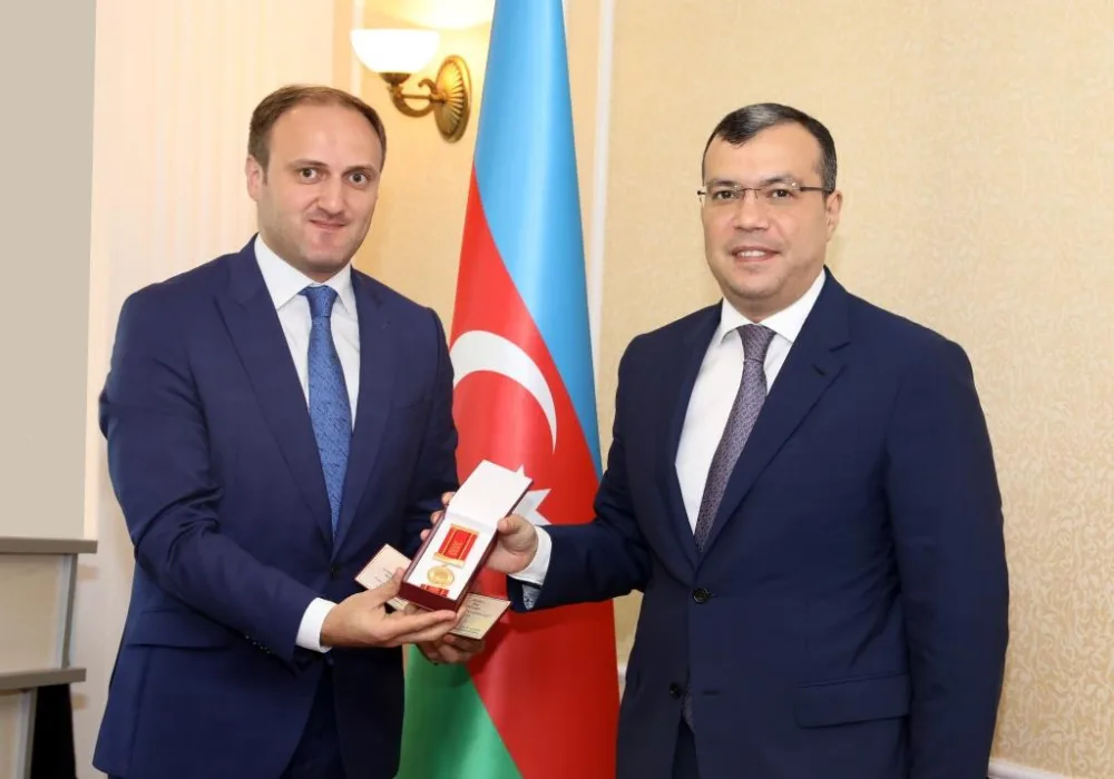 Nazir təltif edilmiş əməkdaşlara vəsiqələr və medalları təqdim etdi